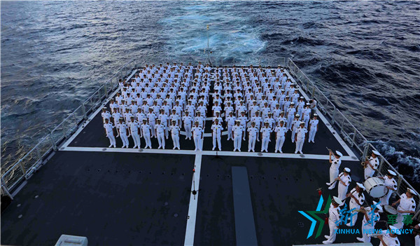 中国海军远航访问编队跨越赤道