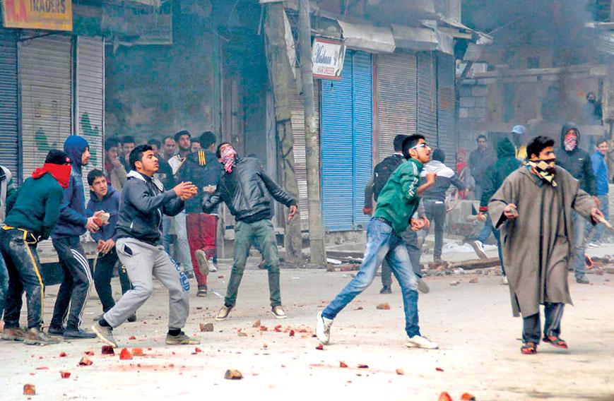 印度抗议民众在克什米尔扔石块 砸伤印度议员