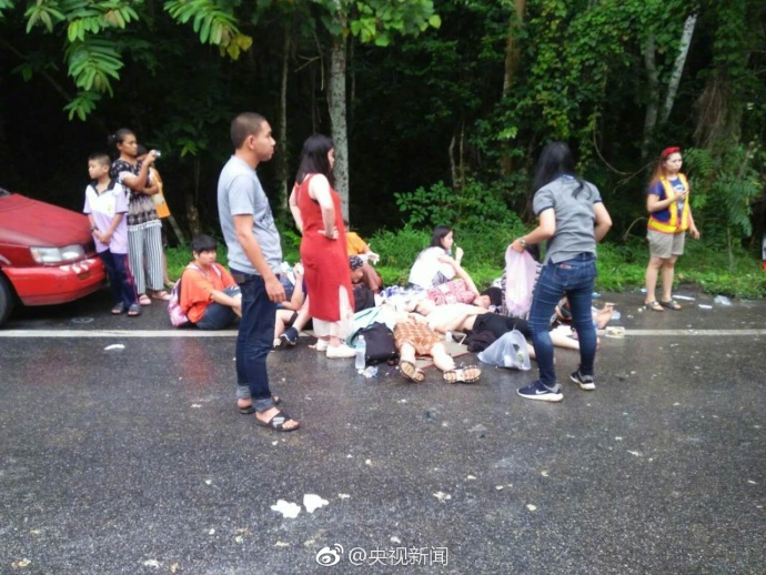  11名中国游客在泰国遇车祸 5人受伤严重