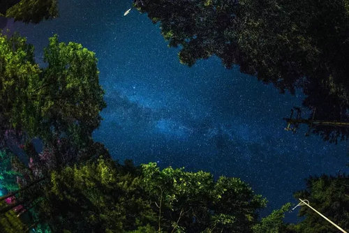 寂静的夜晚,深山之中,还有这么一片灯火通明的靓丽景观.