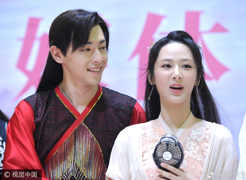 萨顶顶罕见演电视剧 妆容艳丽表情略微僵硬