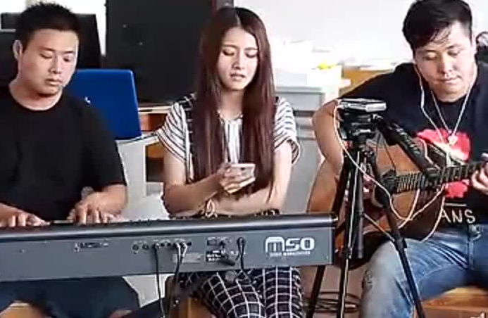 一曲《同桌的你》吉他弹唱