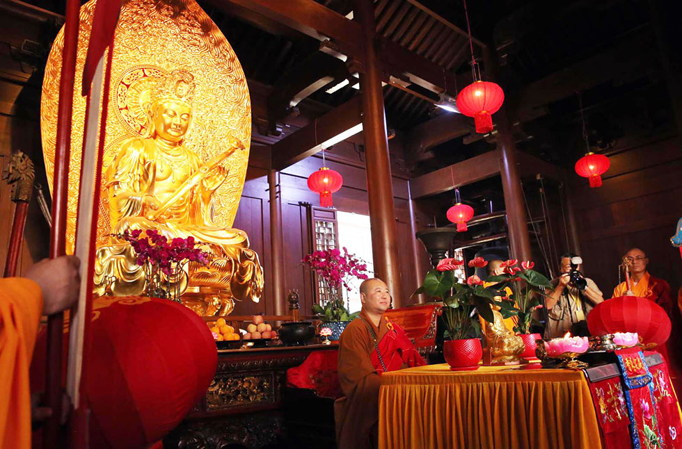 洒净祈福法会由中国佛教协会副会长,上海玉佛禅寺方丈觉醒大和尚主法