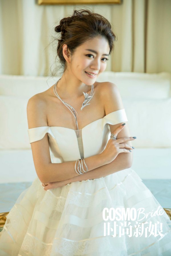 6月5日,夏威夷,安以轩牵着父亲的手走上了婚礼的仪式过道,她身穿唯美