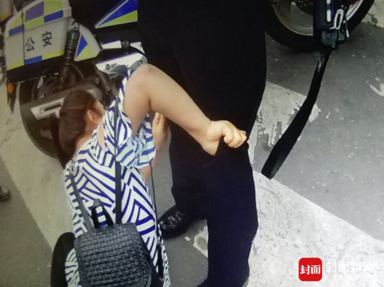 丈夫被查女子撕咬交警大腿 交警:已注射狂犬疫苗