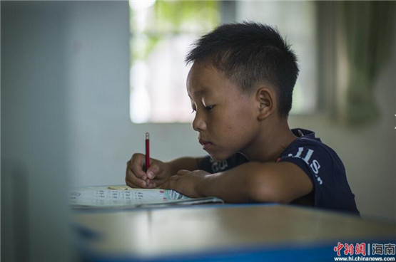 海口一乡村小学仅有3名学生 4名老师教学