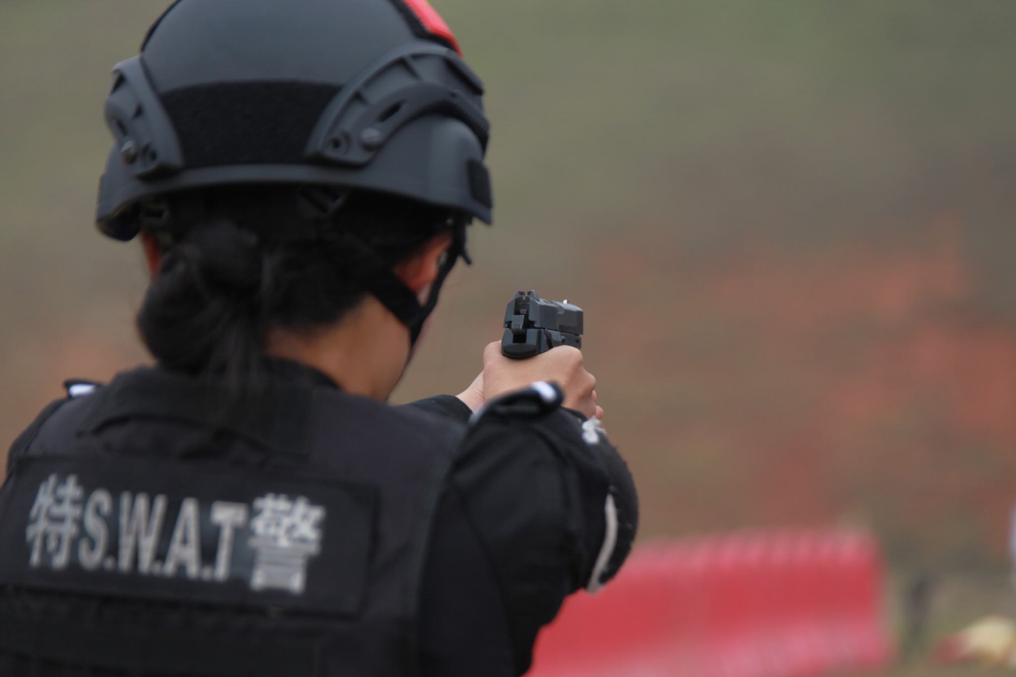 上海一男子持刀闯入超市挥砍人质 被特警击毙