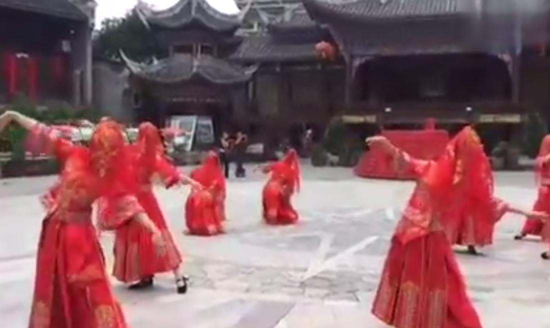 苗寨小美女民族舞