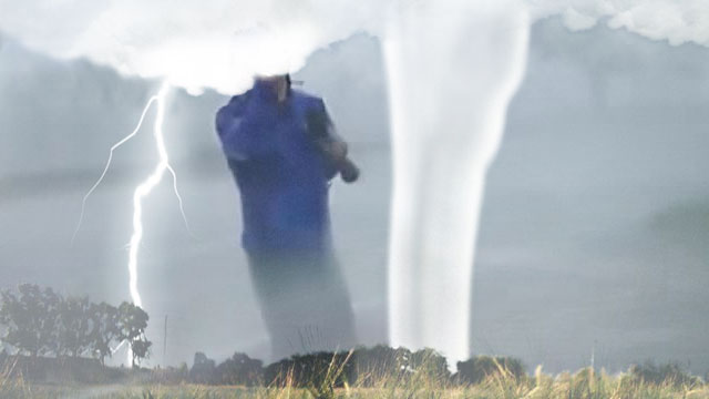 现场直击：美国记者在飓风中播报新闻 被吹到飞起