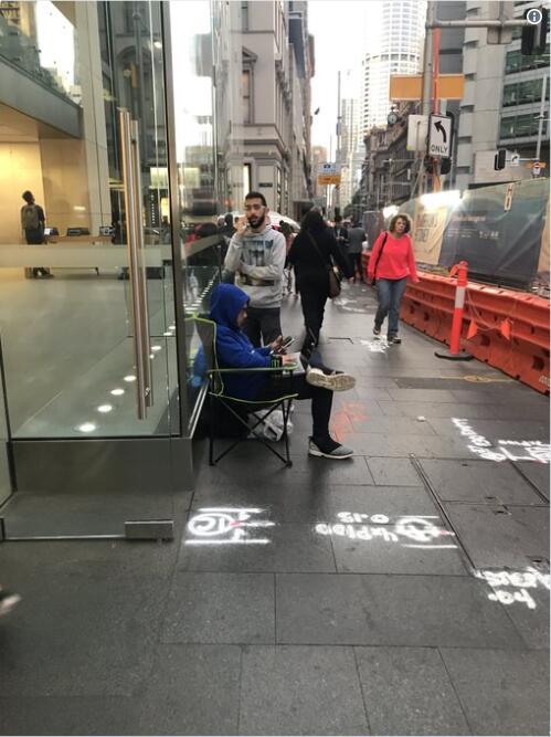 澳大利亚铁杆粉丝苹果专卖店外排队 等待购买iPhone X