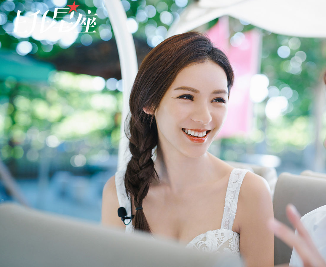坐着观光车闲逛,听着主持人分享一些有趣的故事,这个爱笑的女孩乐不停