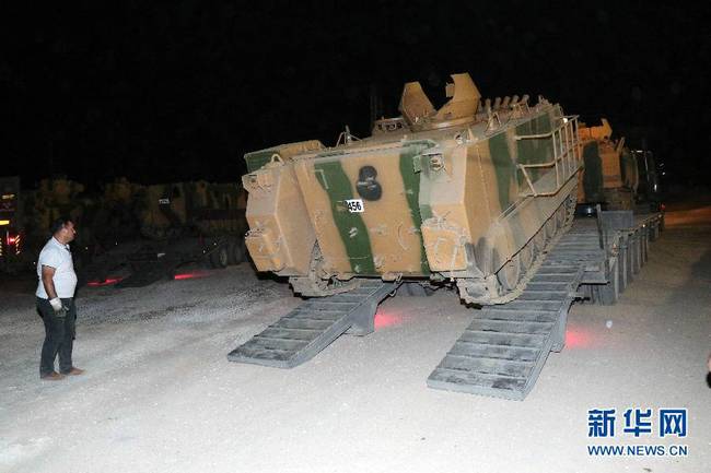 土耳其军队向叙利亚境内开炮 大批军车集结边境