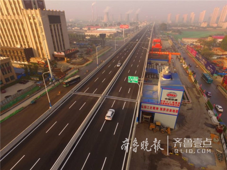 航拍:开通首日工业北路气势壮观车渐多