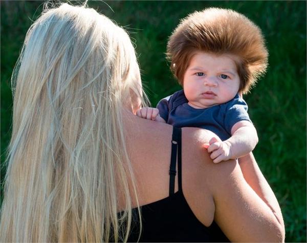 2个月大婴儿头发疯长撞脸蒙奇奇 网友:可爱炸
