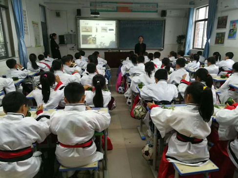 小学开展九九重阳节 浓浓孝亲情活动