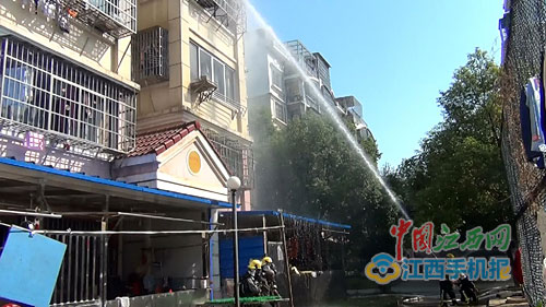 南昌红谷滩凤凰花园居民楼起火 消防员救出被