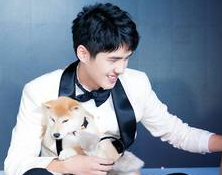 刘昊然20岁生日会新书发布 为爱助力导盲犬助盲公益