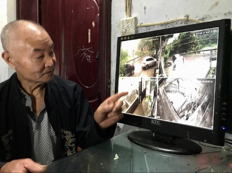 重庆:巫溪农户家里挖出神秘鱼泉 每天涌出百斤河鱼