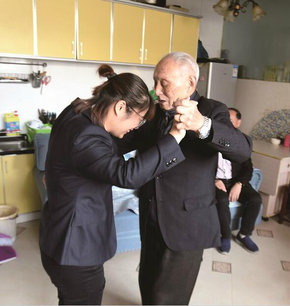 102岁爹爹风流倜傥不输少年 炒股跳舞玩得溜