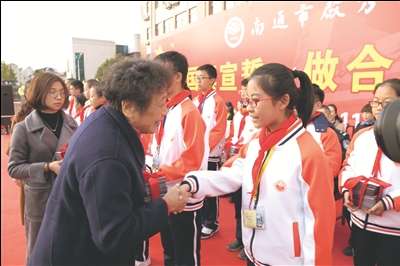 全国著名特级教师李庾南向初一新生颁发学生证。（沈樑/摄）