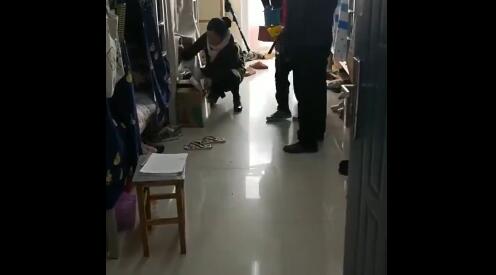 男老师突闯女寝查违规电器 女生没穿衣服吓得钻进被窝