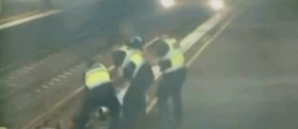 醉酒女子横穿铁轨 列车驶来瞬间被3人拉出