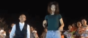 长腿美女大跳热舞 旁边的大爷居然也学得像模像样