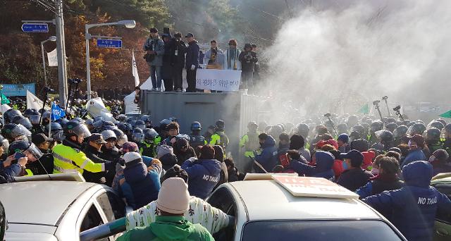 韩国为萨德基地装暖气遇抵抗 警民冲突多人受伤(现场)
