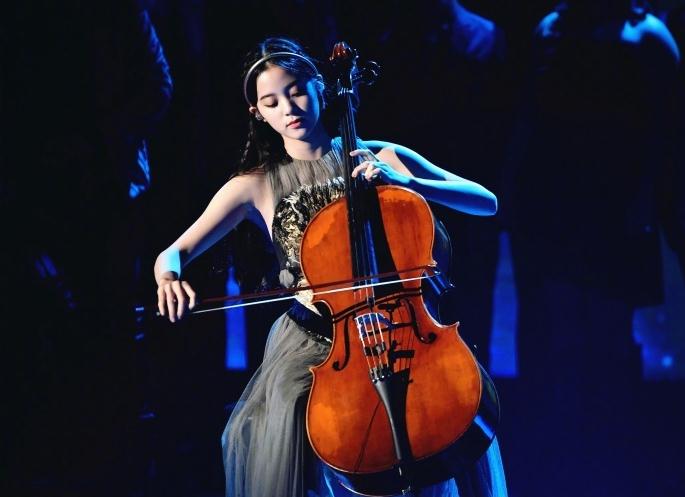 欧阳娜娜赴美演出 拉大提琴表情认真美如天仙