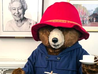《帕丁顿熊2》做客英国大使馆 萌熊诞生故事公开