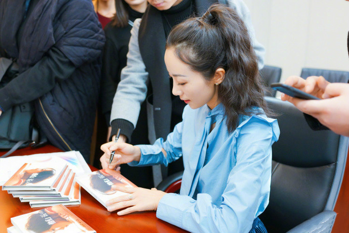 韩雪出席公益活动 网友称老干部既视感