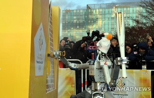 全球首次！韩国首创机器人参与冬奥圣火传递