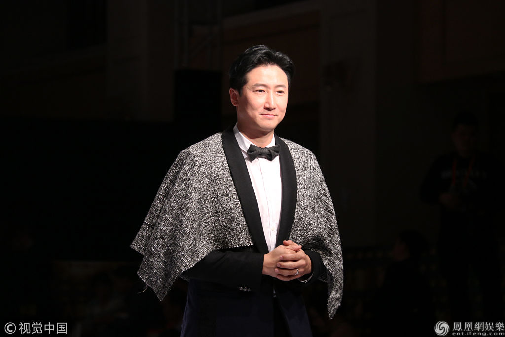洪天明“出轨风波”后首现身 穿斗篷领奖显贵气