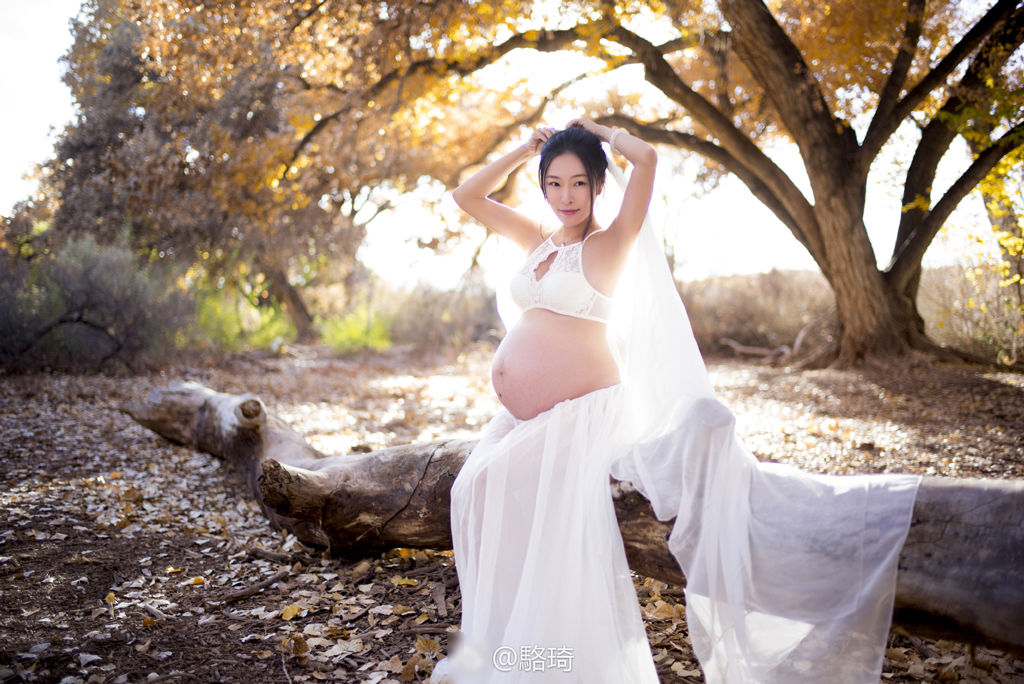 《非诚勿扰》骆琦晒二胎孕照 抱大女儿晒太阳母爱十足