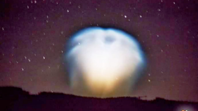 洲际导弹划过欧洲上空 绽放巨大“气泡云”
