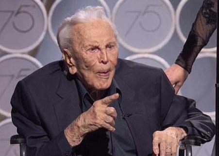催泪！金球奖101岁男演员坐轮椅颁奖 众巨星起立鼓掌