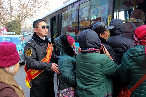 莱西:从自身做起 让有序乘车成为文明出行新风