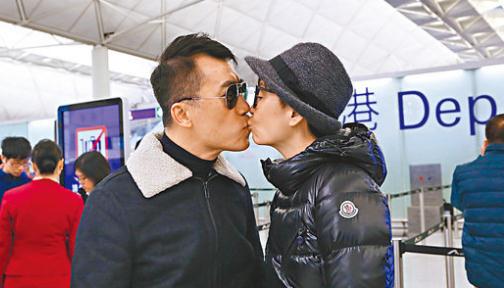 伍咏薇与老公练海棠机场吻别 想训练对方做完美人夫