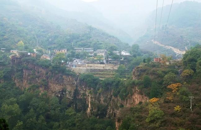 北京近郊挂在悬崖上无数年的隐秘村 至今只剩35位老人坚守