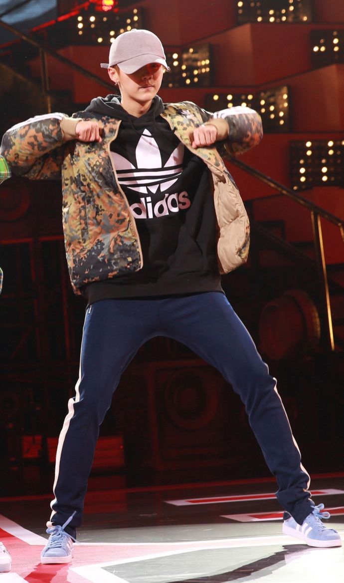 鹿晗跳舞彩排照曝光身着迷彩服帅气来袭酷炫十足_凤凰资讯