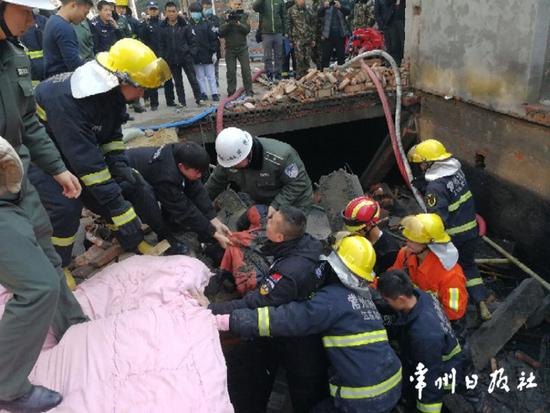 江苏常州一在建房屋倒塌3人被埋 其中2人身亡