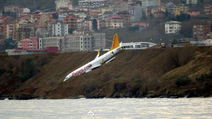 土耳其一客机降落时滑出跑道险坠海