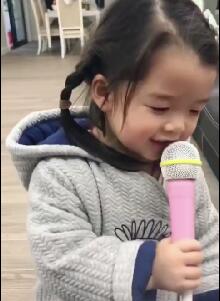王栎鑫晒女儿唱《栀子花》 何炅：要啥叔叔都给！