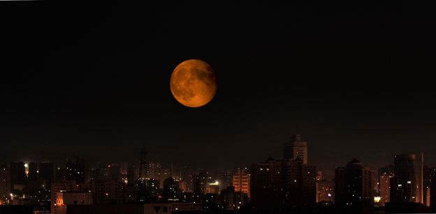 “红月亮”7月28日将再现 部分地区可见“带食月落”