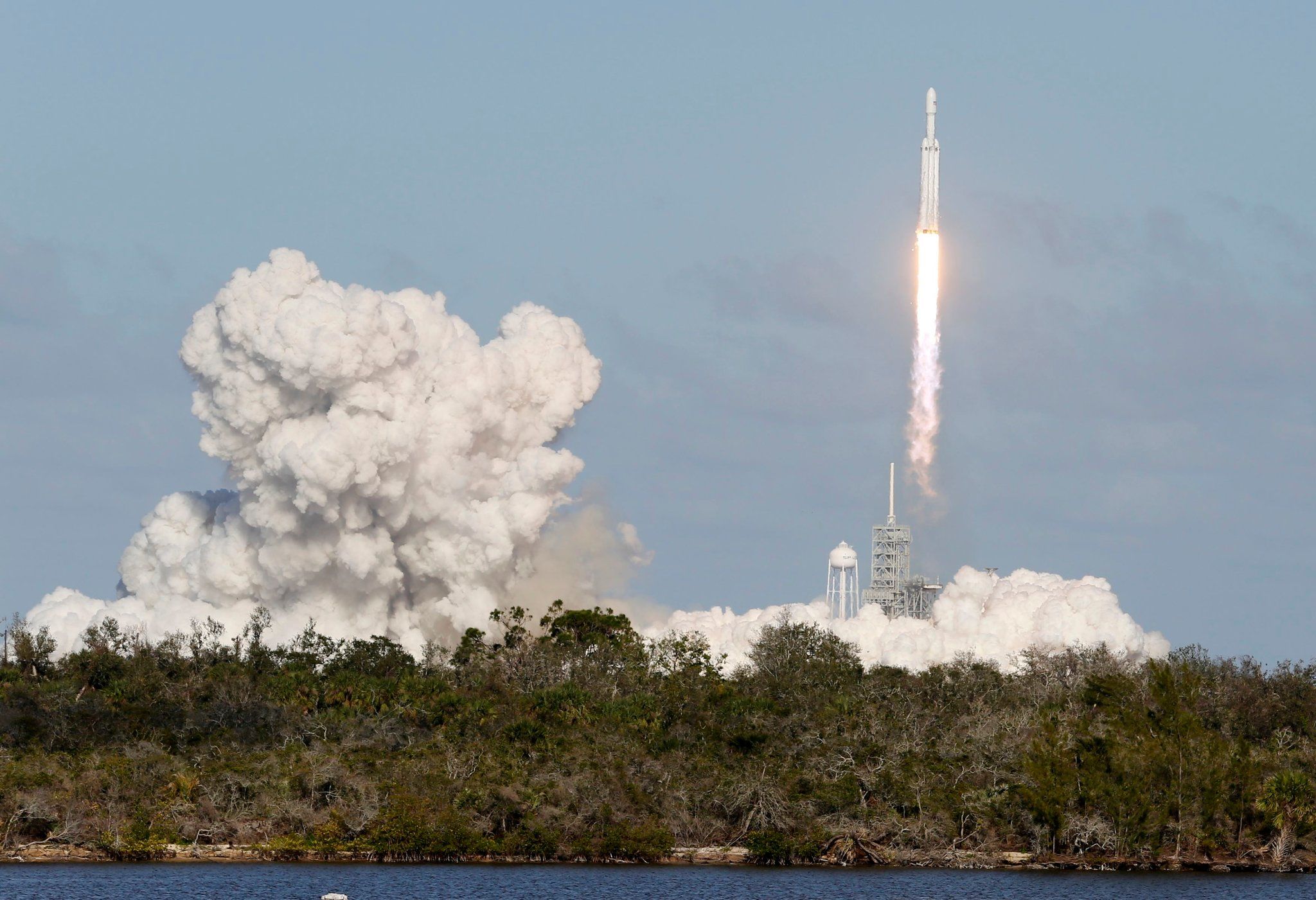 SpaceX又一创举！猎鹰重型火箭首飞成功 跑车终上天