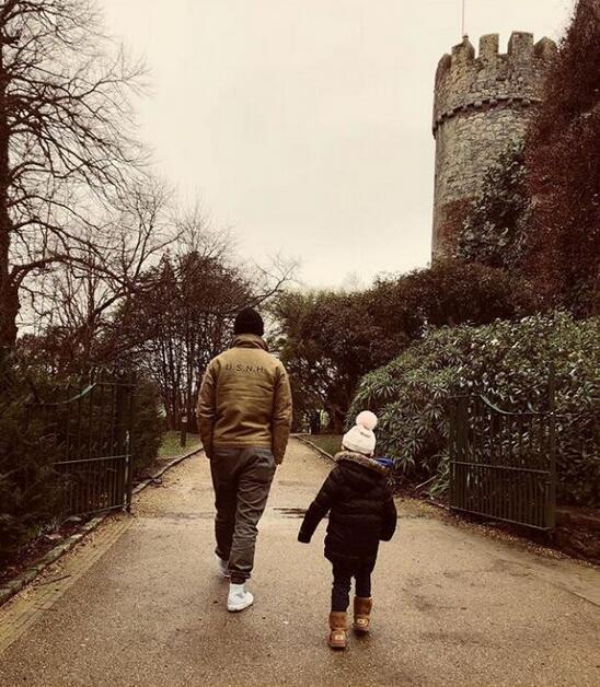 小公主长大了！吴彦祖与女儿城堡漫步背影温馨
