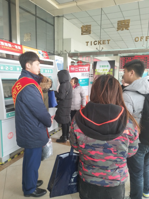 创新助春运 青岛地铁站务员与汽车东站乘务员