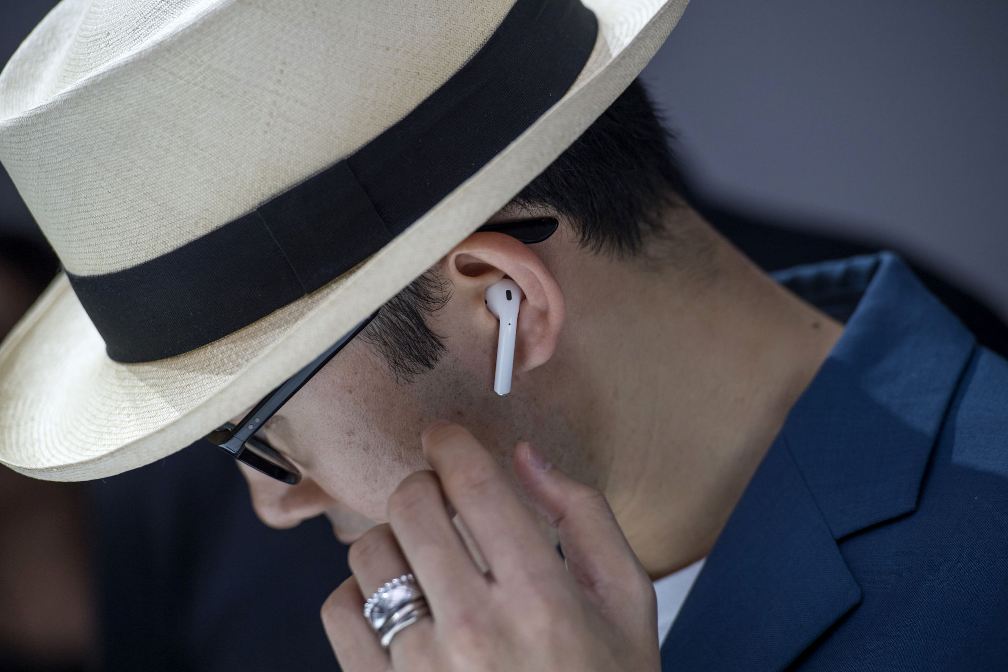 苹果最快今年发布新款AirPods耳机 支持语音唤醒
