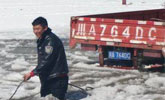 辅警跳冰河救被困货车 2小时冻伤双腿
