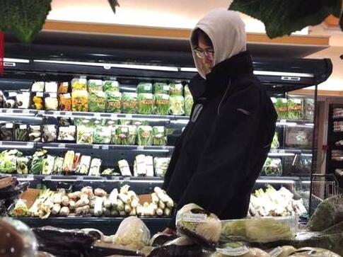 郑元畅逛超市只选蔬菜，一脸严肃如临大敌
